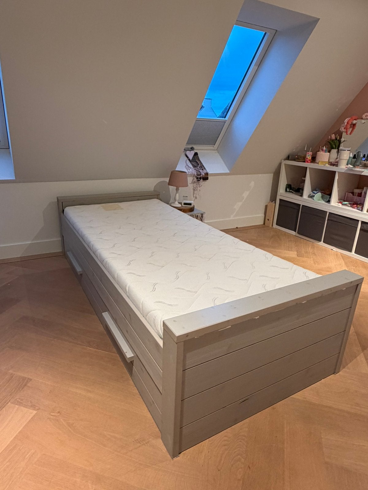 Mooi kinderbed lichtgrijs en goede staat, Gebruikt, 90 cm, Eenpersoons, Ophalen of Verzenden