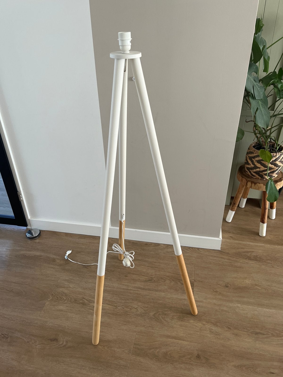 Driepoot Lampenvoet - Wit met Houtaccenten, Huis en Inrichting, Ophalen, 100 tot 150 cm, E27 (groot), Zo goed als nieuw