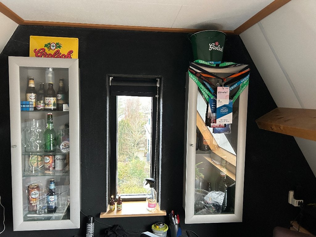 Grijze vitrinekast 102x38x19cm, Ophalen, Overige materialen, Minder dan 50 cm, Met deur(en)