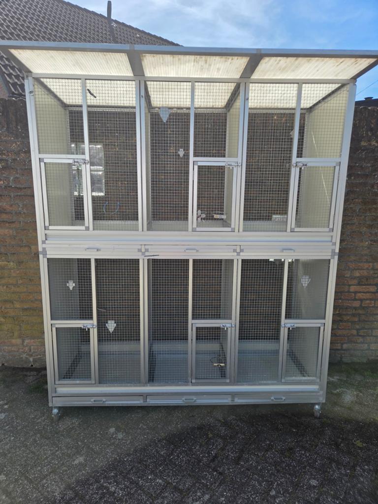 Mooie vogelkooi op wielen, Dieren en Toebehoren, Vogels | Hokken en Kooien, Ophalen, Gebruikt, Aluminium, Vogelkooi
