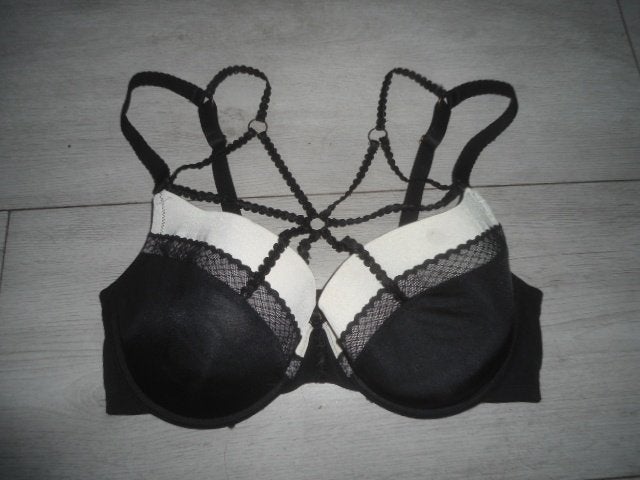 NIEUWSTAAT! Hunkemöller; Opvallend mooie BH; maat 85D, Kleding | Dames, Ondergoed en Lingerie, Hunkemöller, Verzenden, Zwart, BH