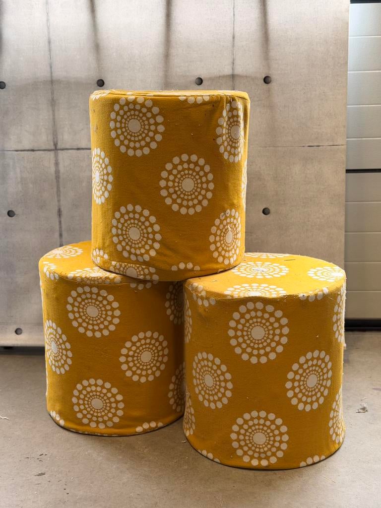 3 Okergele Poefjes "Bob" – Vrolijk & Scandinavisch Design, Ophalen, Minder dan 50 cm, Gebruikt, 50 tot 75 cm