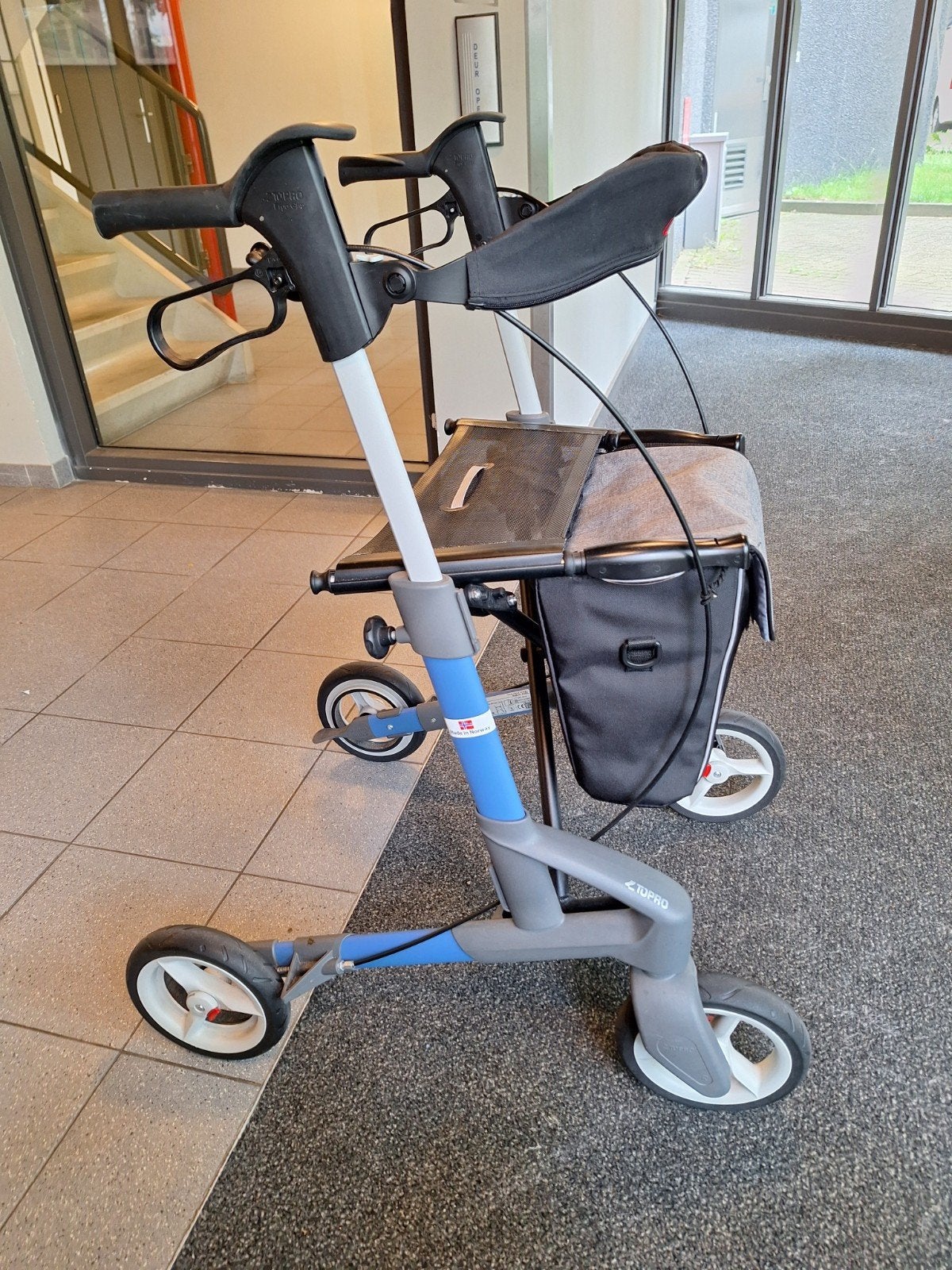 Rollator lichtgewicht aluminium lees beschrijving nieuwstaat