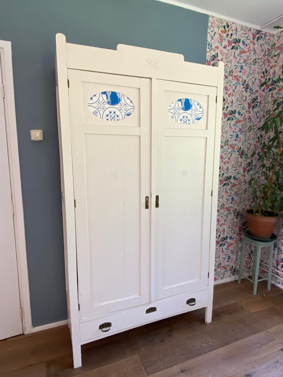 Antieke houten kast met unieke behangdetails, Ophalen