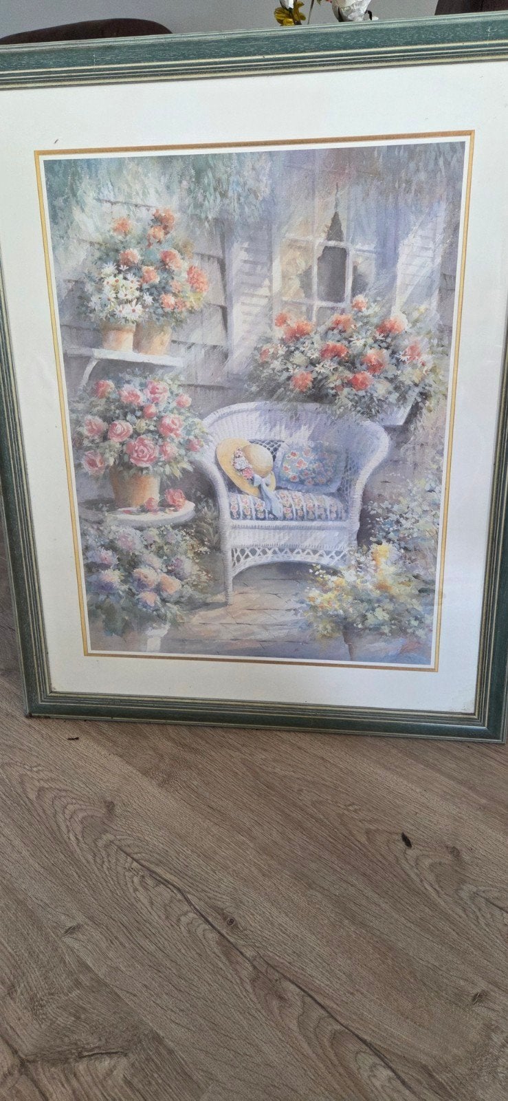 Schilderij: Sfeervol Terras met Bloemen en Rietstoel, Bloemen, Doek, Realistisch, Ophalen of Verzenden