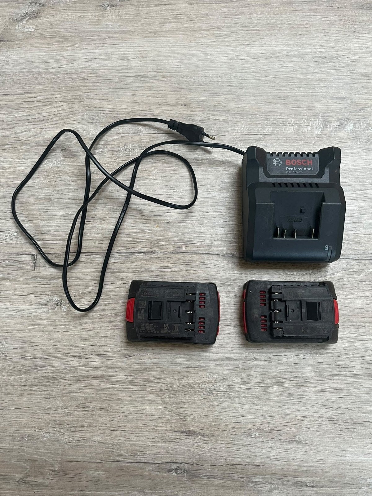 Bosch Professional 18V Accu's (2x 2.0Ah) met Oplader, Gebruikt