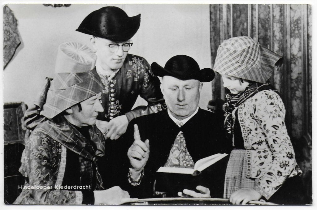 Hindeloopen klederdracht oude gelopen ansichtkaart ( a2422 ), Ophalen of Verzenden, 1960 tot 1980, Gelopen, Zeeland