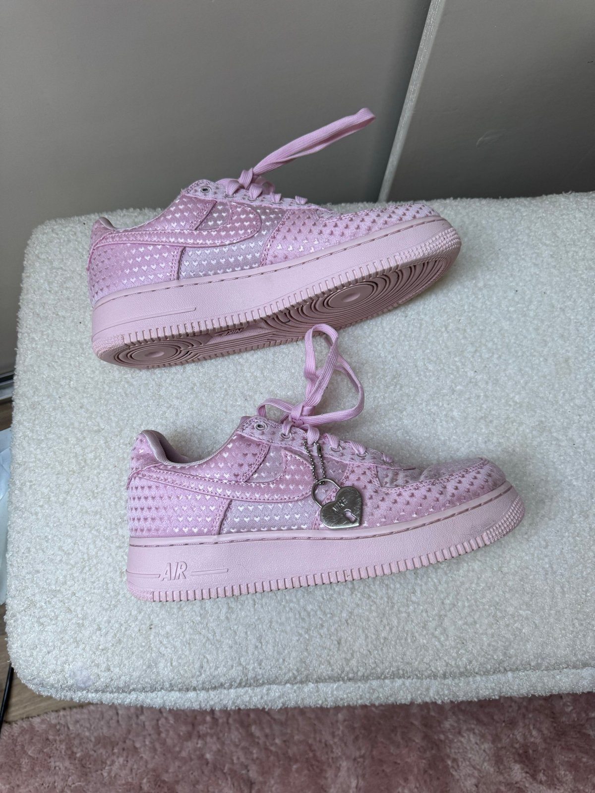 Nike Air Force 1 Valentine's Day 2026 Limited Edition, Ophalen of Verzenden, Roze, Sneakers of Gympen, Zo goed als nieuw