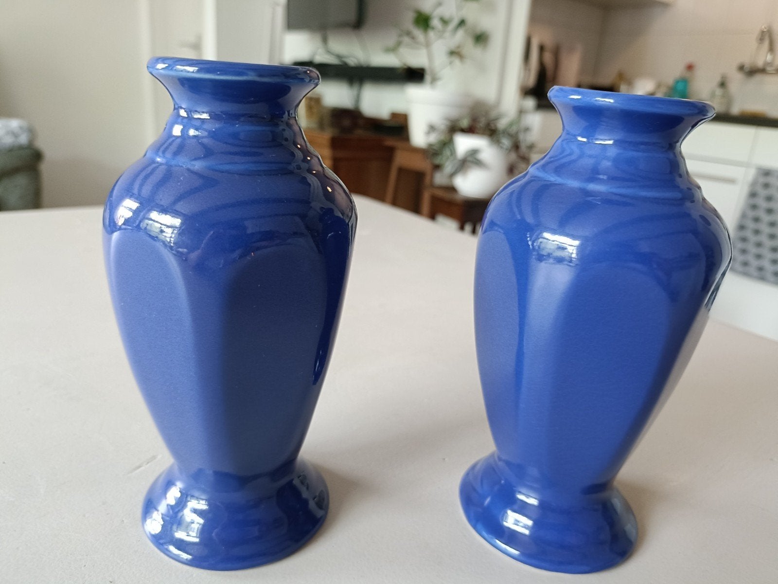 2 blauwe retro vaasjes, Huis en Inrichting, Woonaccessoires | Vazen, Zo goed als nieuw, Blauw, Steen/keramiek, Ophalen of Verzenden
