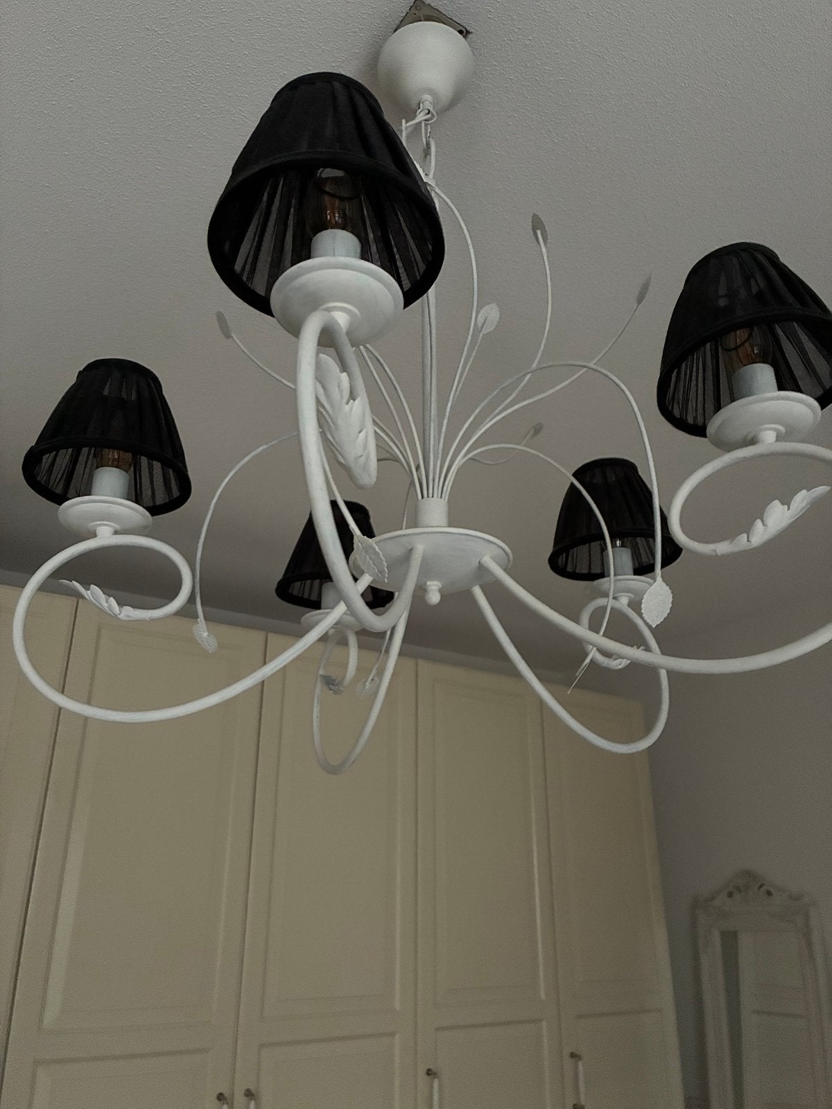 Elegante witte kroonluchter met zwarte kappen, Huis en Inrichting, Lampen | Kroonluchters, Ophalen, Zo goed als nieuw, Metaal