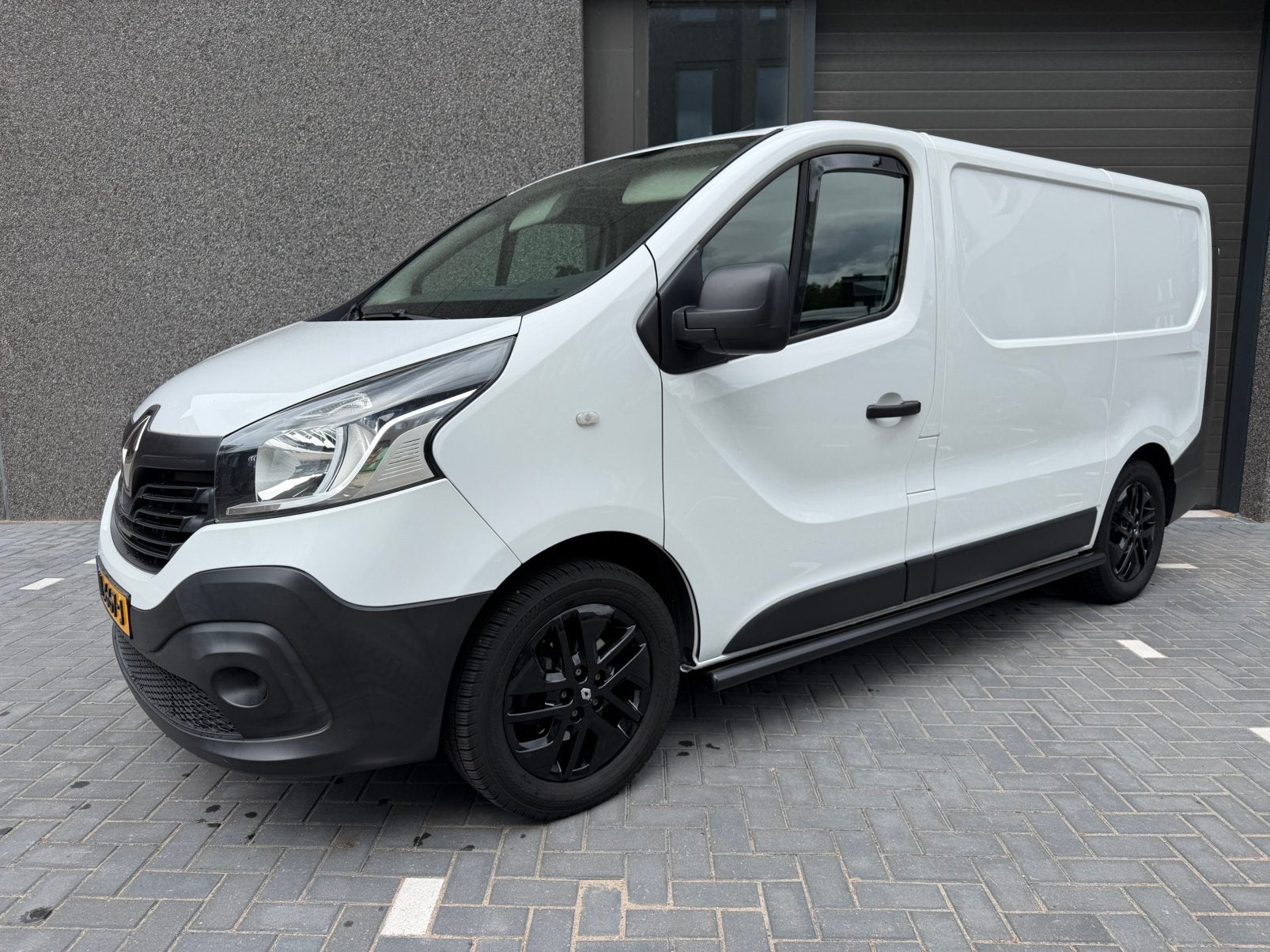 TOP Renault Trafic 1.6 dCi 145pk L1h1 2015 airco - cruise, Voorwielaandrijving, 145 pk, Zwart, 4 cilinders