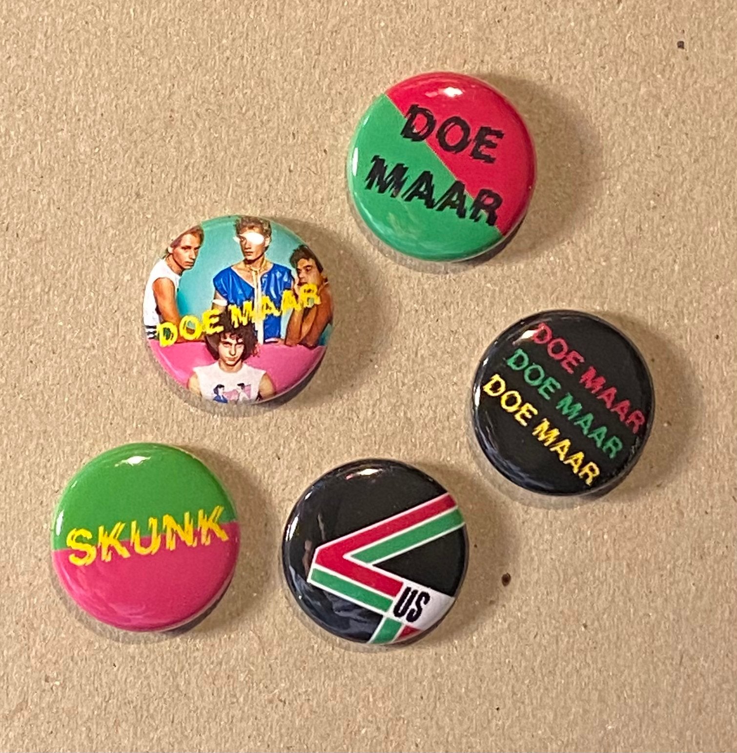 DOE MAAR buttons #2 Henny Vrienten Ernst Jansz, Verzamelen, Speldjes, Pins en Buttons, Verzenden, Nieuw, Button