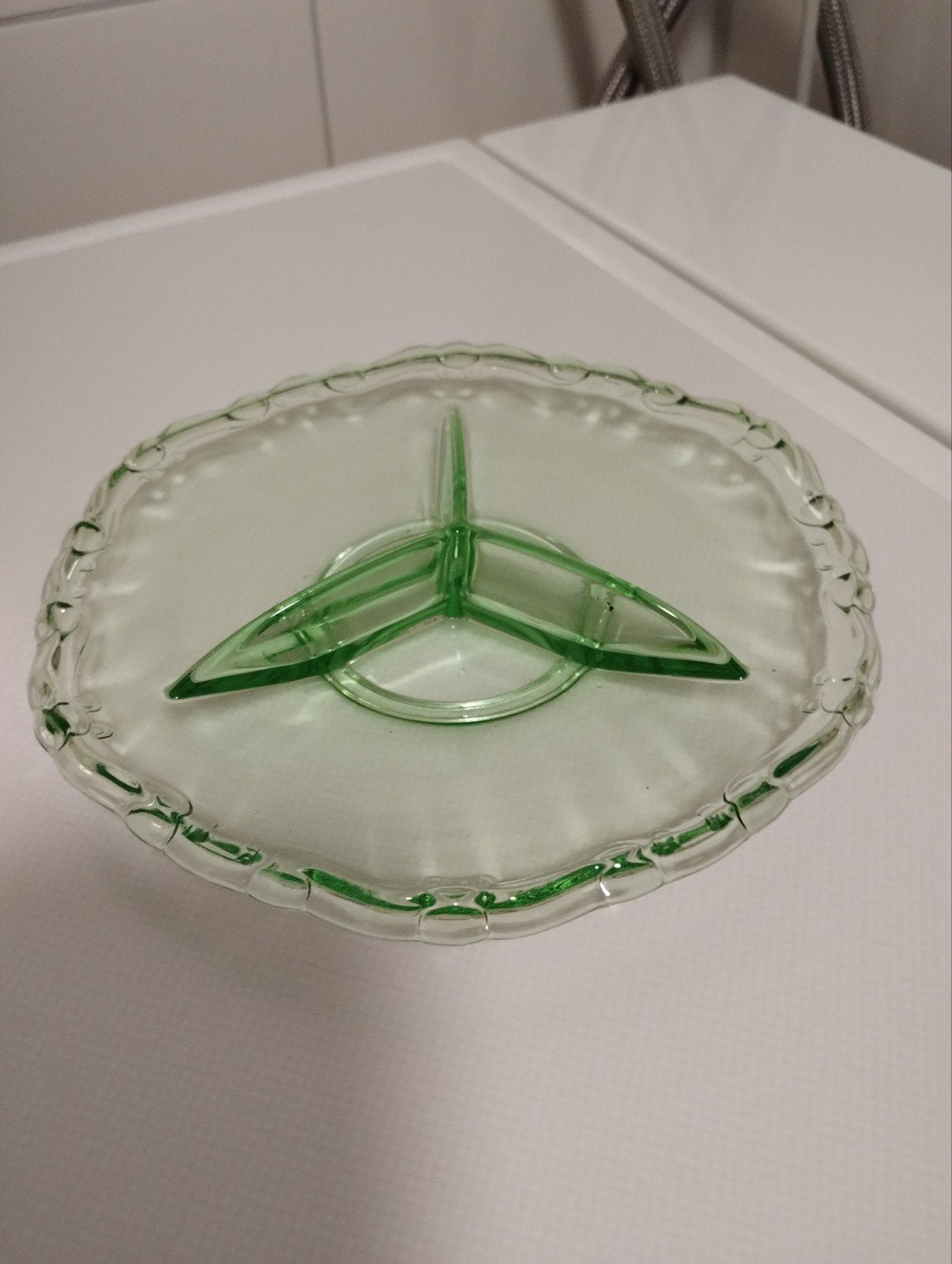 Art Deco uranium glazen drievaks bonbon schaaltje, Ophalen of Verzenden