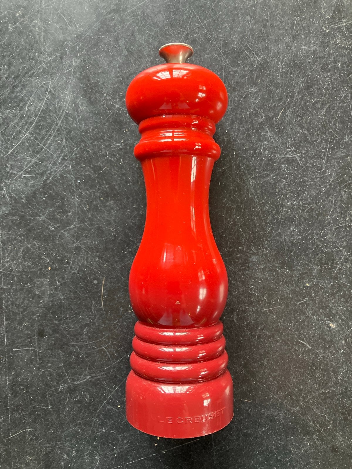 Le Creuset Pepermolen Rood - Zo goed als nieuw, Le Creuset, Overige typen, Ophalen of Verzenden, Zo goed als nieuw