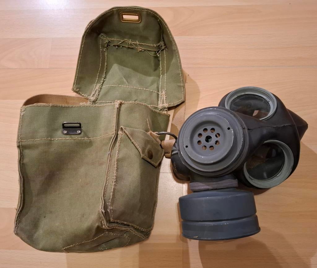 Brits gasmasker in tas, 2e wereldoorlog, doorgebruikt., Verzamelen, Militaria | Algemeen, Ophalen of Verzenden, Landmacht, Engeland