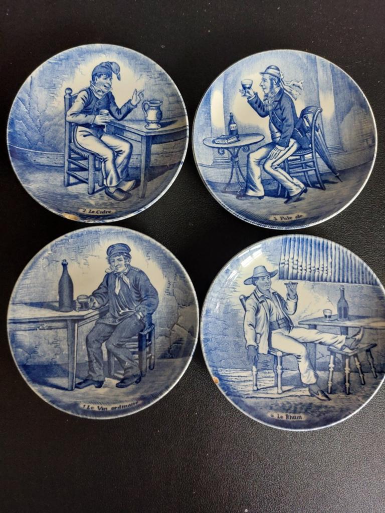 Delftsblauwe bordjes met drank., Ophalen of Verzenden