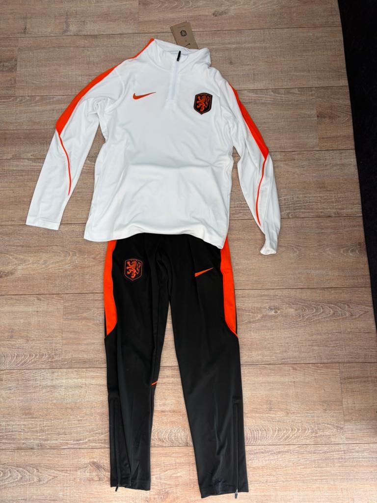 Nederland WK 2026 trainingspak maat 146/152, Kleding | Heren, Sportkleding, Wit, Nieuw, Overige maten, Ophalen of Verzenden
