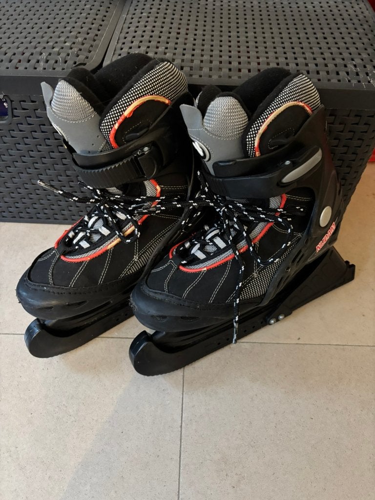 Nijdam ijshockey schaatsen maat 38 zwart met beschermers, Sport en Fitness, Gebruikt, Ophalen of Verzenden, IJshockeyschaatsen