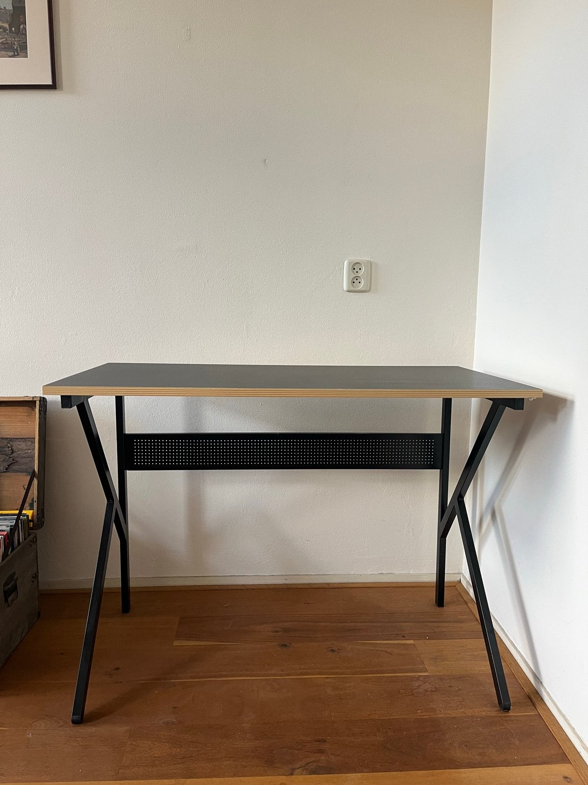 Modern bureau met zwart metalen onderstel, Huis en Inrichting, Bureaus, Zwart, Metaal, Ophalen of Verzenden, Zo goed als nieuw