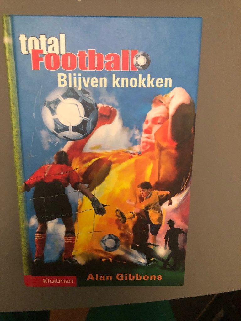 Boek Total Football: Blijven knokken van Alan Gibbons., Ophalen of Verzenden, Gelezen, Alan Gibbons, Nederland