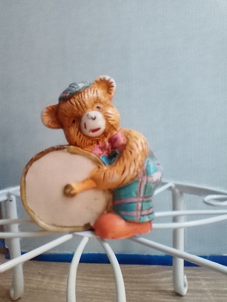 Beeldje van een beer met een grote trommel, Ophalen of Verzenden, Zo goed als nieuw, Dier