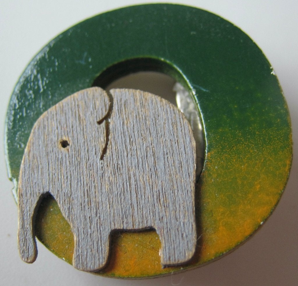 speldje met houten olifant, Verzamelen, Ophalen of Verzenden, Zo goed als nieuw, Dier of Natuur, Speldje of Pin