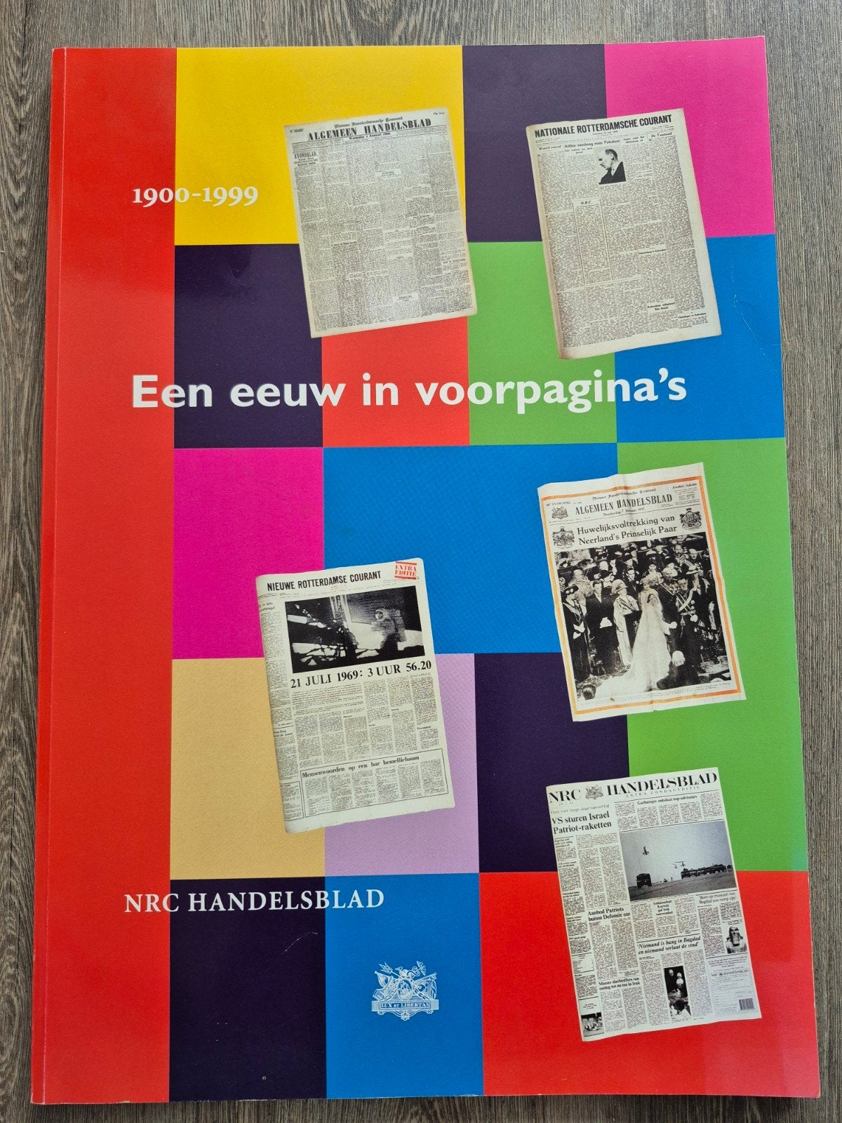 NRC Handelsblad 'Een eeuw in voorpagina's' ISBN 908052812, Boeken, Ophalen of Verzenden, Zo goed als nieuw, Krant