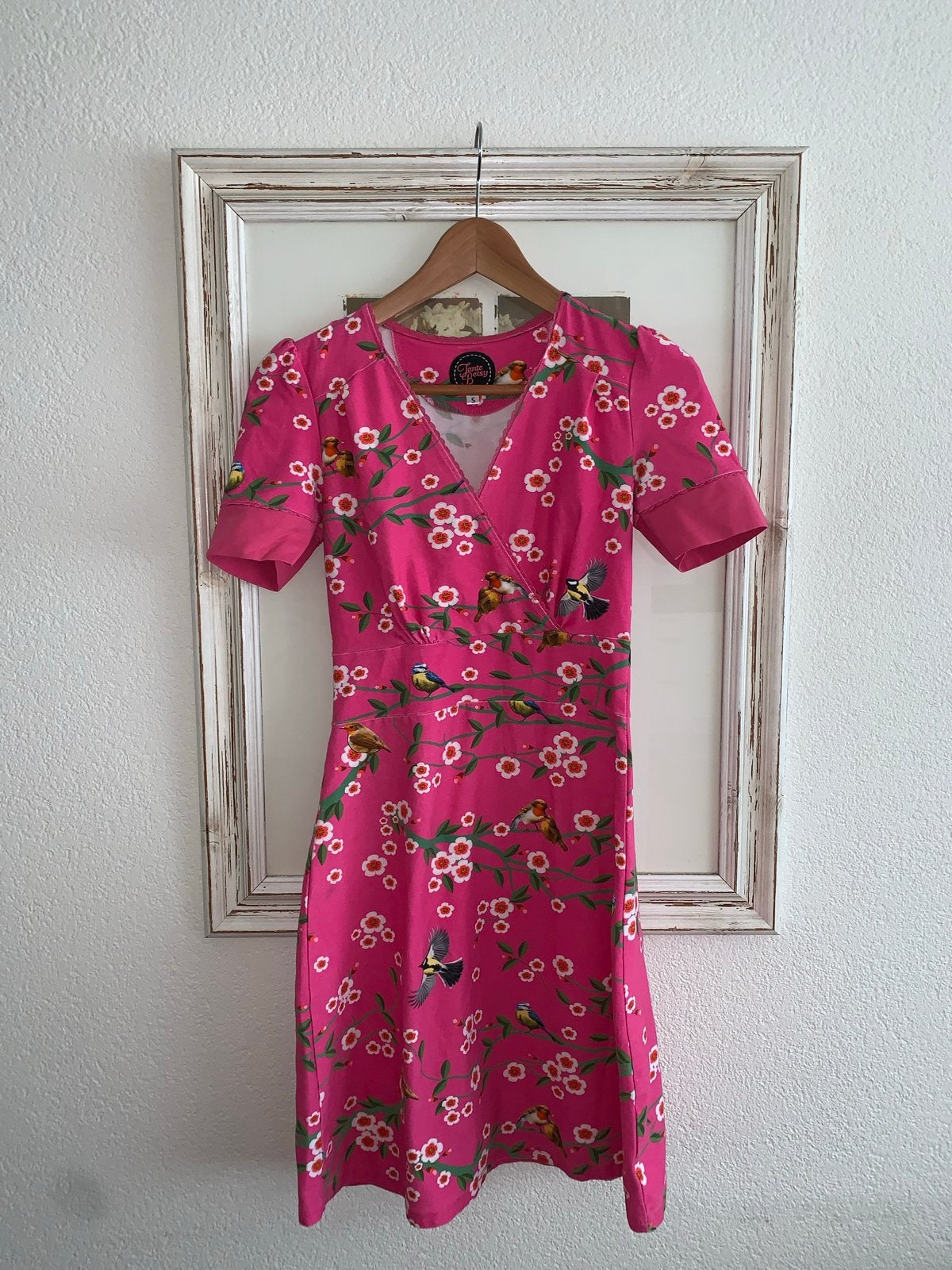 Tante Betsy jurk roze met bloemen en vogels maat S, Kleding | Dames, Ophalen of Verzenden, Zo goed als nieuw, Knielengte, Roze