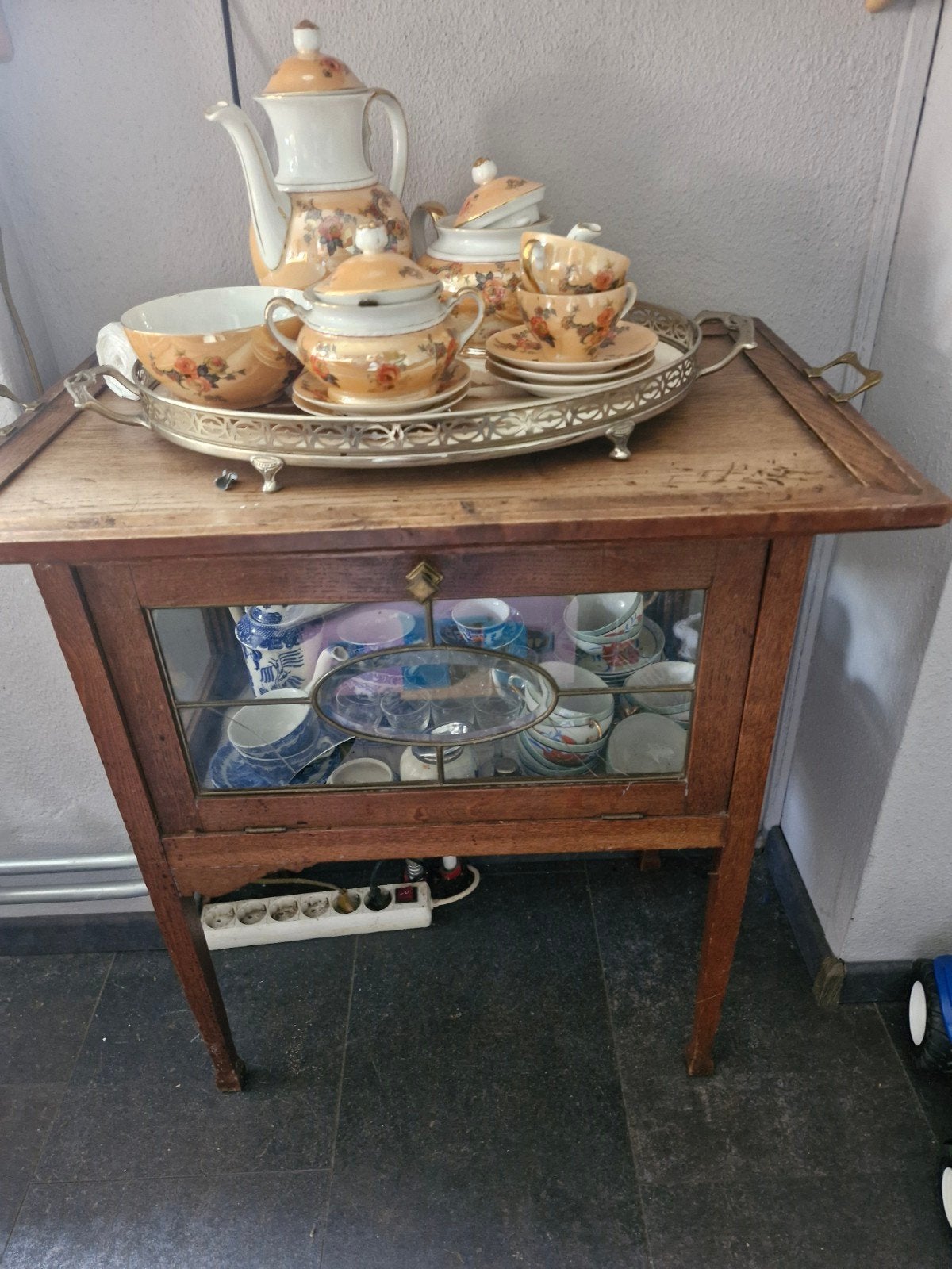 Antieke kast met onvolledig servies, Ophalen