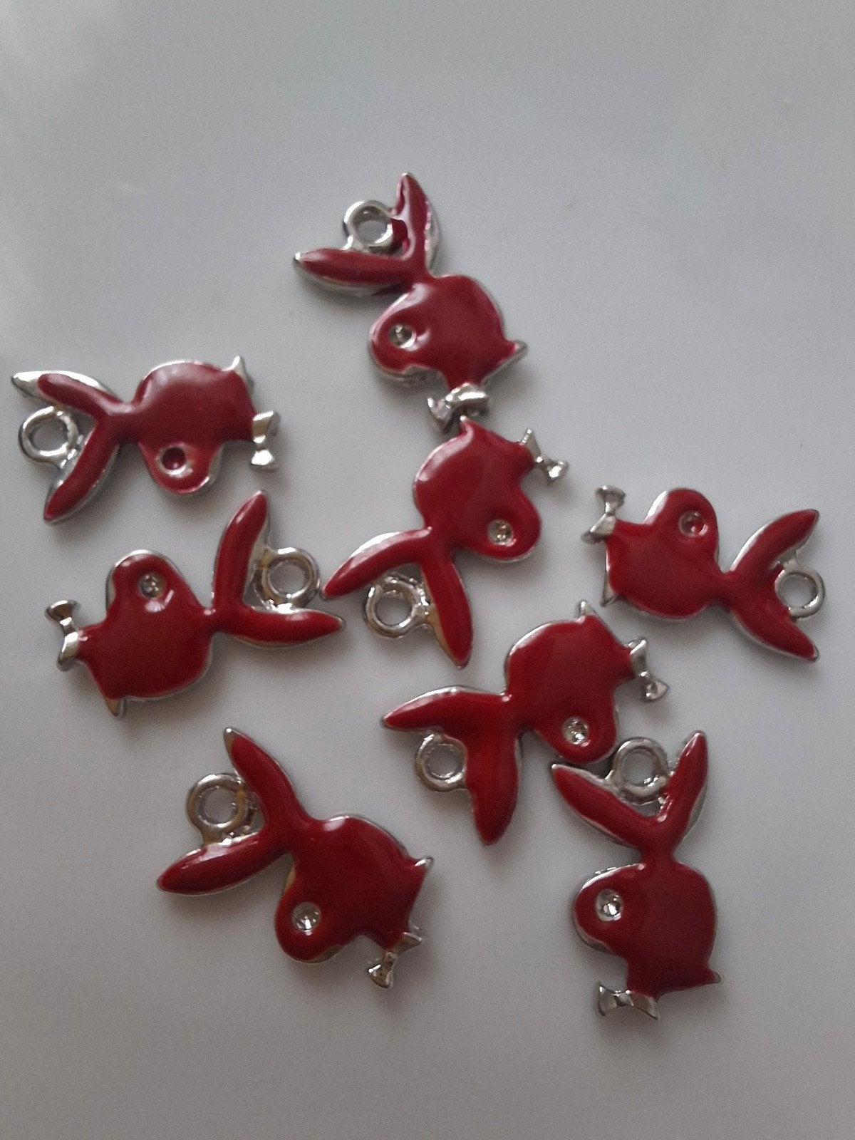8 stuks bedels hangers konijn playboy rood zilver metaal, Overige merken, Overige materialen, -, -