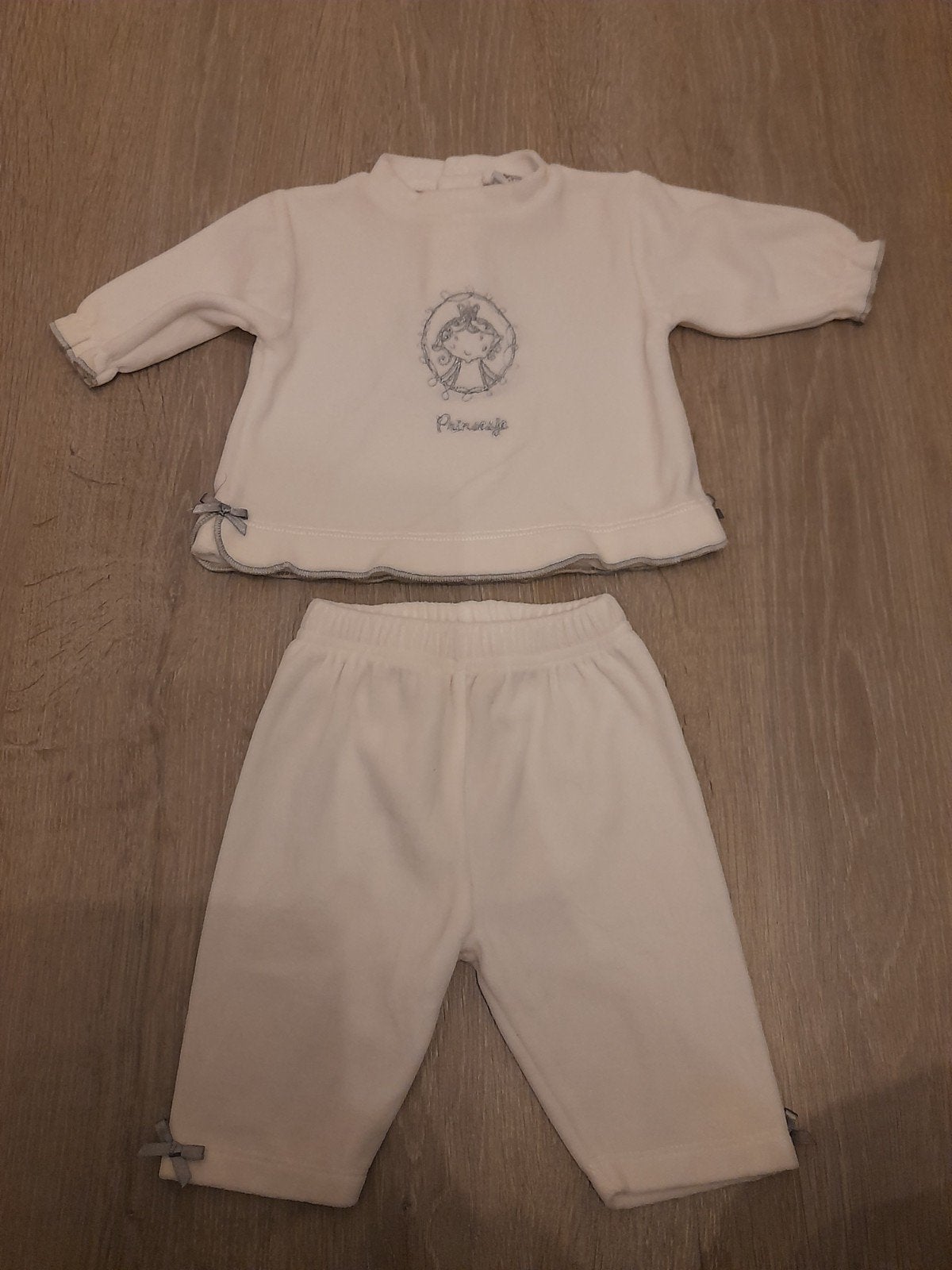 Nieuw schattig wit velours setje maat 62, Kinderen en Baby's, Babykleding | Maat 62, Meisje, Nieuw, Ophalen of Verzenden, Onbekend
