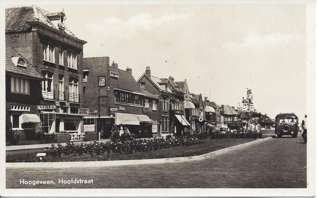 Hoogeveen (Dr.) Hoofdstraat met Horeca, Autobus, 1950, Ophalen of Verzenden, 1940 tot 1960, Ongelopen, Drenthe
