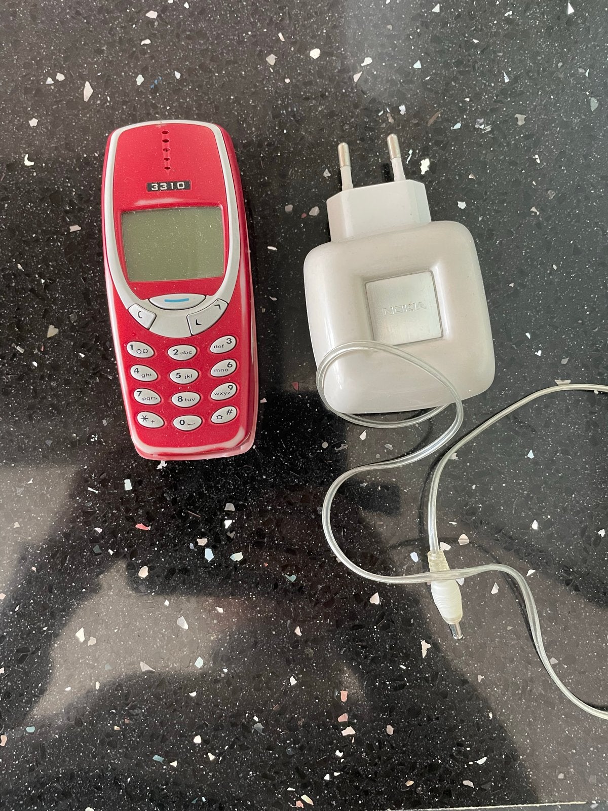 Nokia 3310 (rood) zonder batterij, oplader onbekend, Geen camera, Fysiek toetsenbord, Ophalen of Verzenden, Klassiek of Candybar