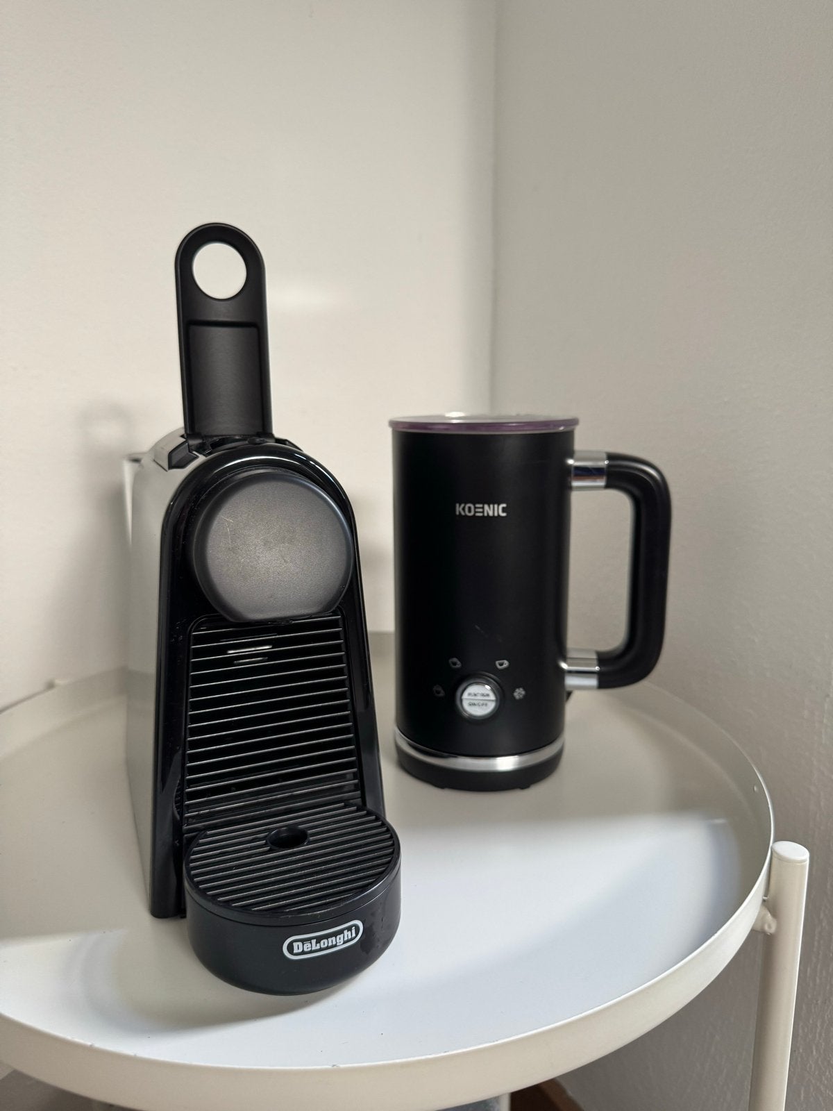 Nespresso DeLonghi Essenza Mini met Koenic melkopschuim, Witgoed en Apparatuur, Ophalen, Espresso apparaat, Zo goed als nieuw