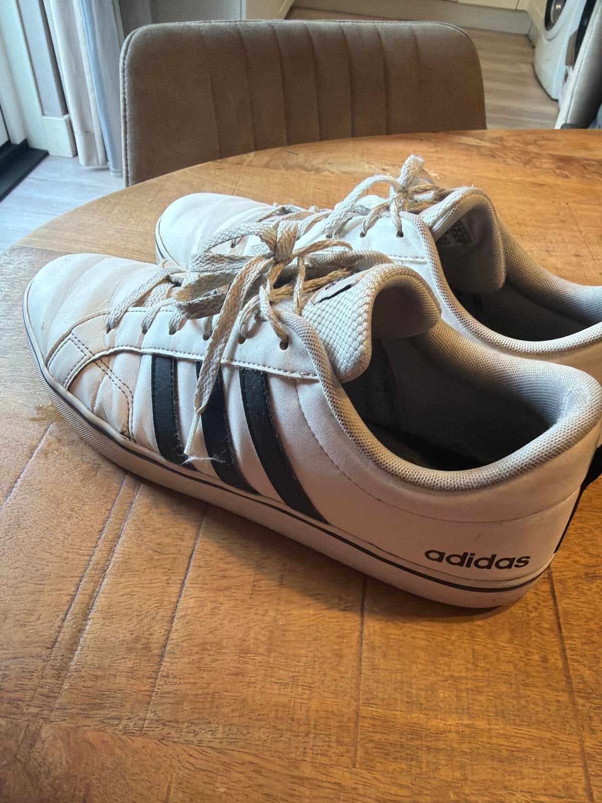 GratisAdidas sneakers wit met zwarte strepen - Maat 45,5, Ophalen of Verzenden, Gedragen, Wit, Sneakers of Gympen
