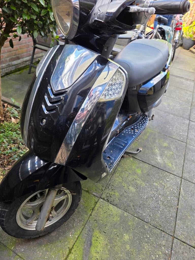 4 takt scooter AGM  moet weg!, Fietsen en Brommers, Snorfietsen en Snorscooters, Ophalen of Verzenden, Gebruikt, Benzine, Overige merken
