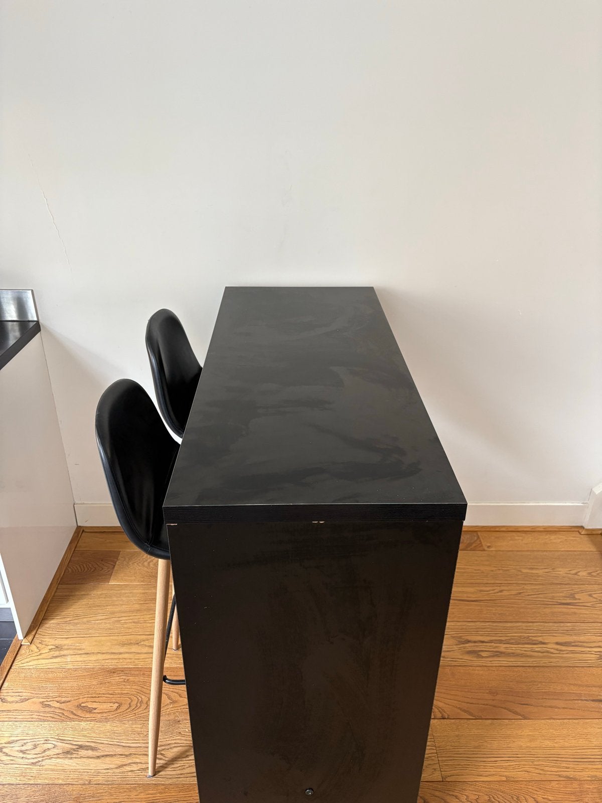 Zwarte bartafel met 2 krukken, Huis en Inrichting, Ophalen, Gebruikt, Inclusief barstoelen