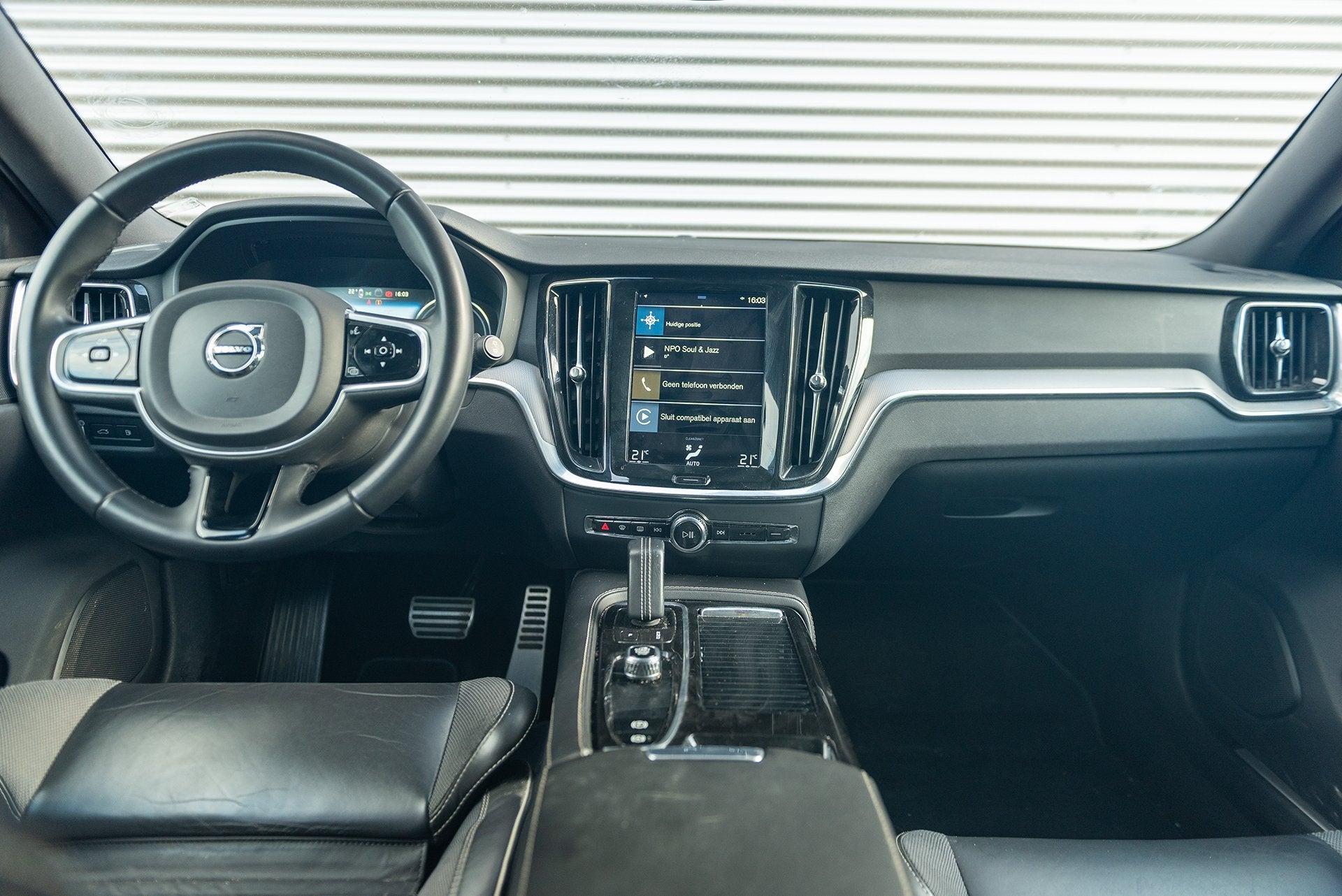 Volvo V60 T6 Aut. Plug-in Hybrid R-Design Leder Parkeercamer, Automaat, Gebruikt, Zwart, 4 cilinders
