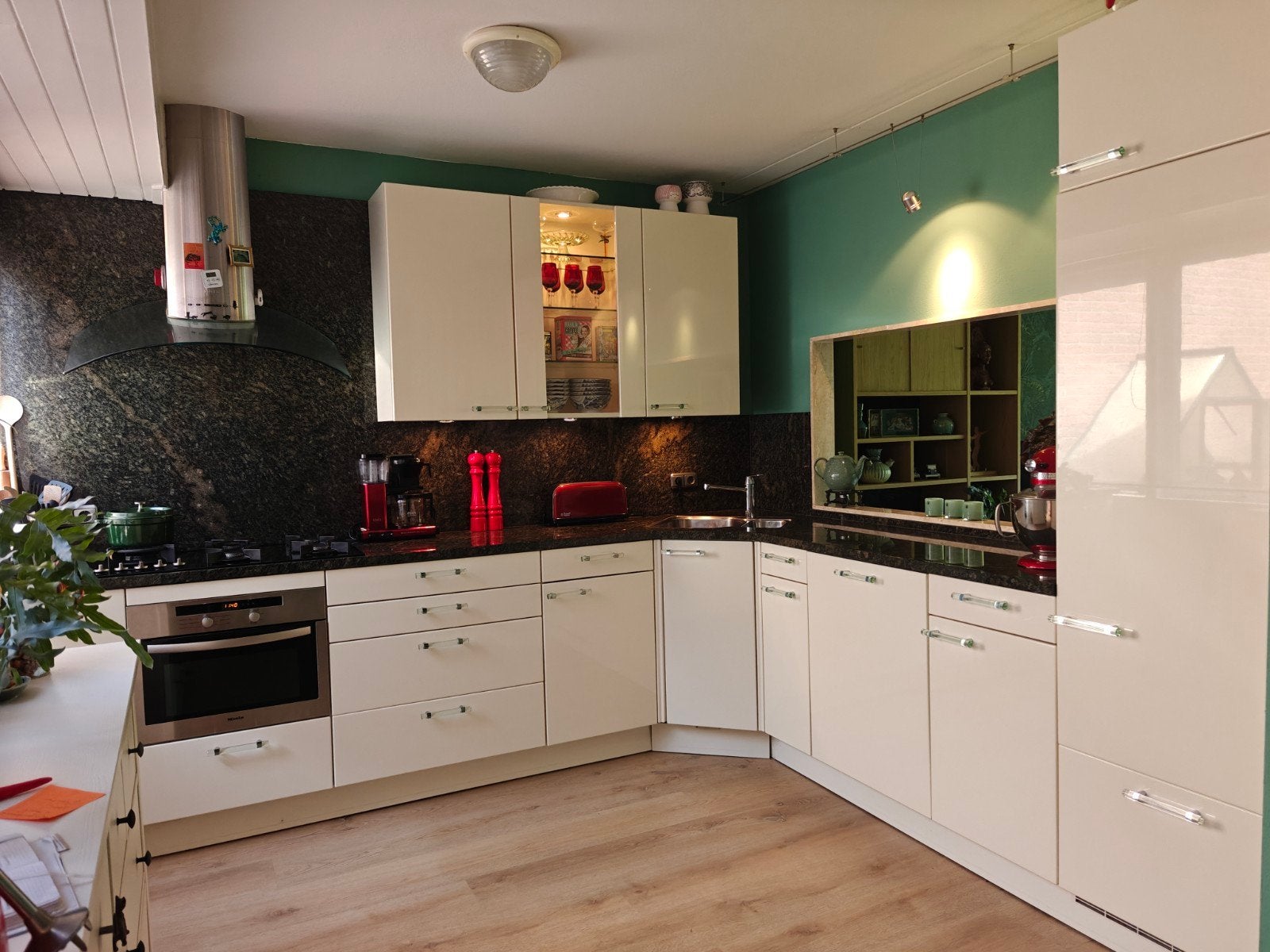 Nette off white Poggen Pohl keuken met glazen grepen, Huis en Inrichting, Keuken | Complete keukens, Ophalen, Gebruikt, Hoekkeuken