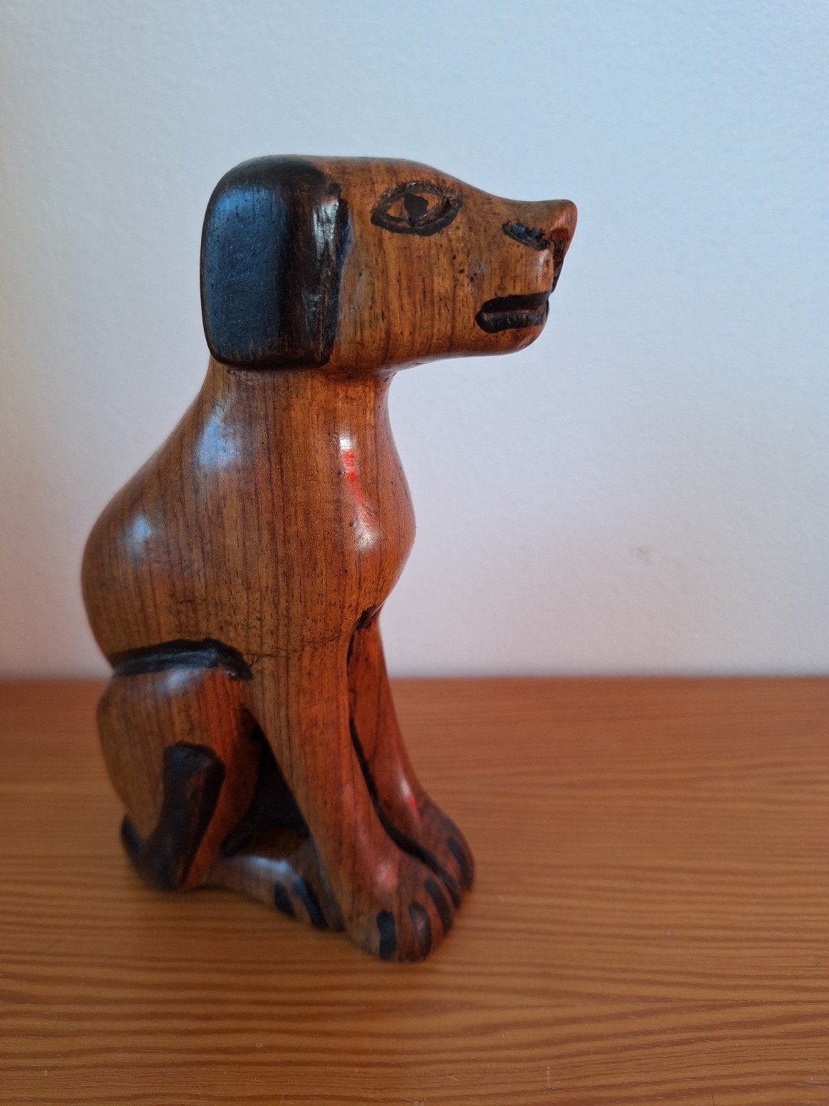 massief zittende houten hond, art deco stijl,, Verzamelen, Beelden en Beeldjes, Ophalen of Verzenden, Zo goed als nieuw, Dier