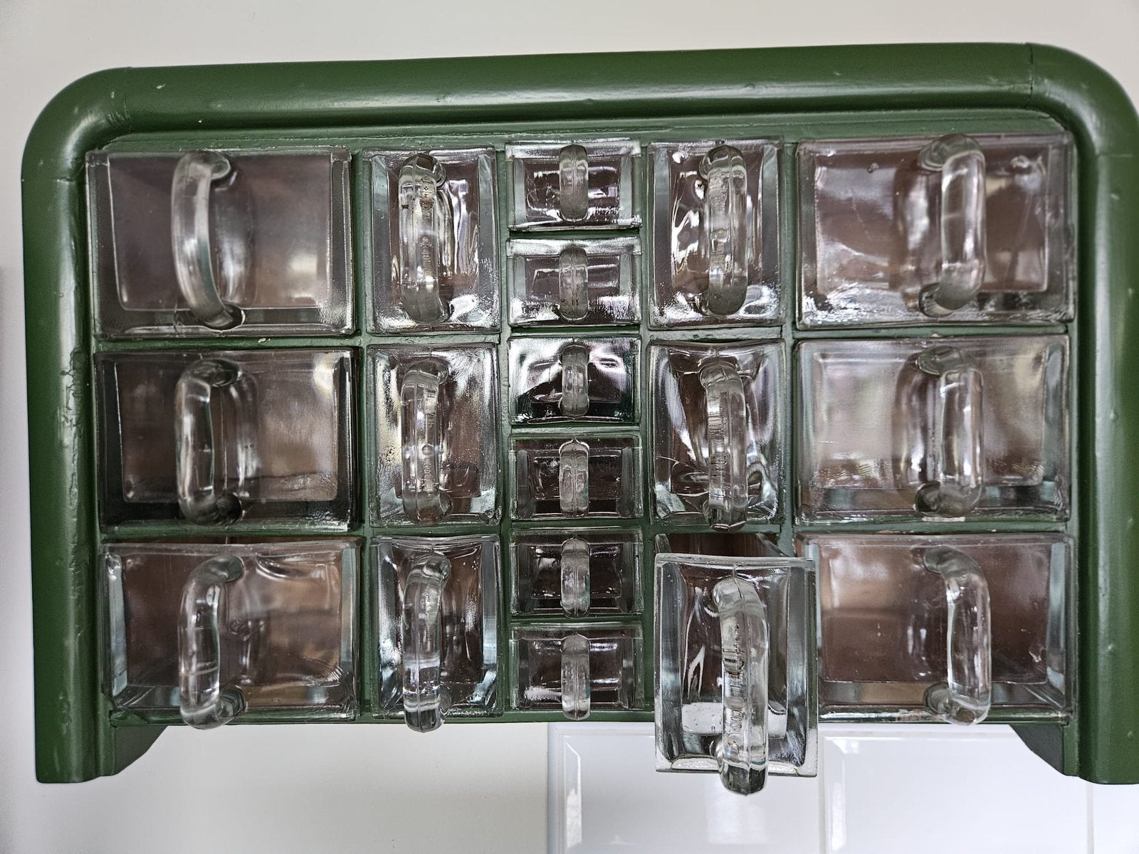 Bijzonder vintage kastje met glazen laatjes, Antiek en Kunst, Ophalen