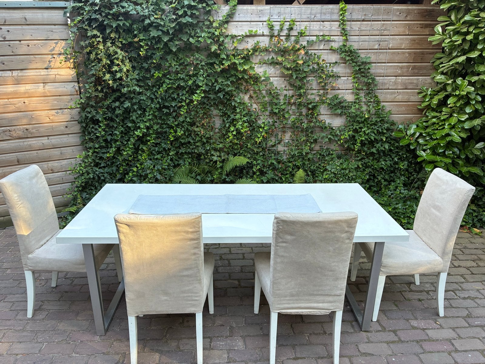 Moderne eettafel met 4 stoelen, Huis en Inrichting, Tafels | Eettafels, Ophalen, Overige materialen, Gebruikt, Vier personen
