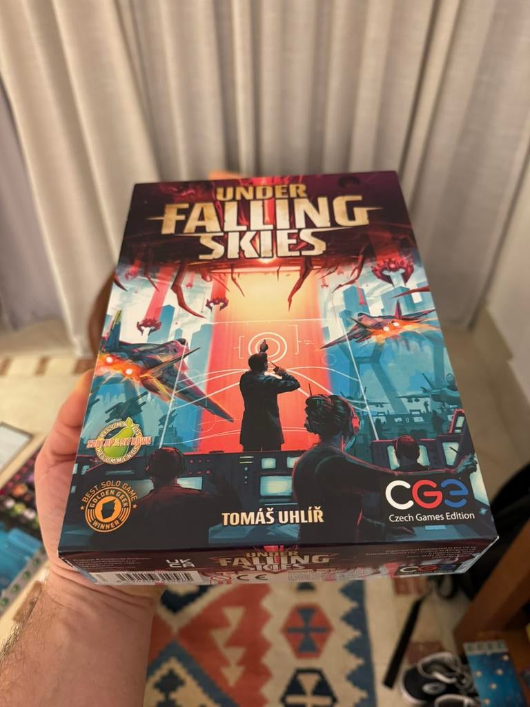 Under Falling Skies - Zo goed als nieuw!, Ophalen of Verzenden, Zo goed als nieuw