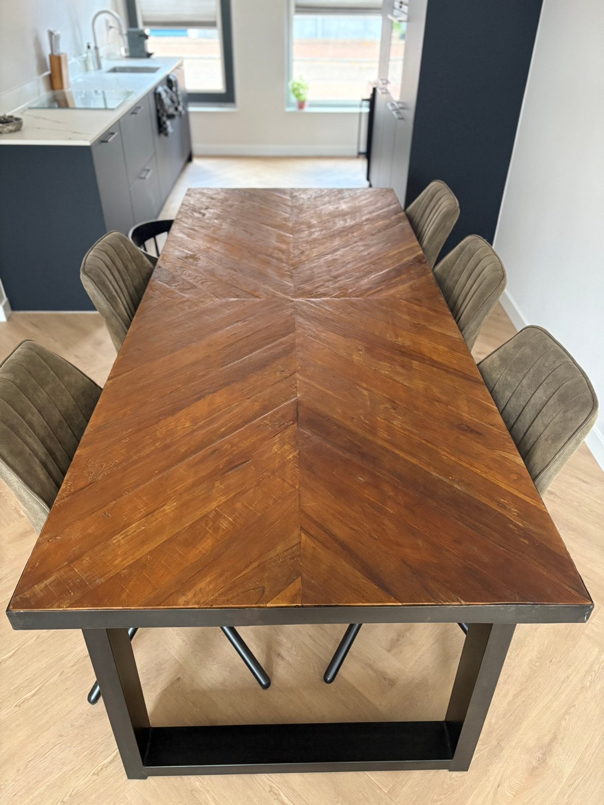 Prachtige Houten tafel met stalen onderstel 240 x 100cm, Ophalen, 100 tot 150 cm, Zo goed als nieuw, Vijf personen of meer