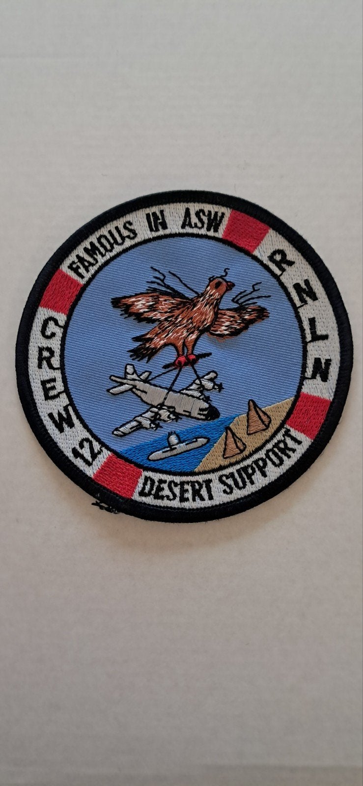 Embleem RNLN Crew 12 Desert Support Famous in ASW, Verzamelen, Ophalen of Verzenden, Marine, Nederland, Embleem of Badge