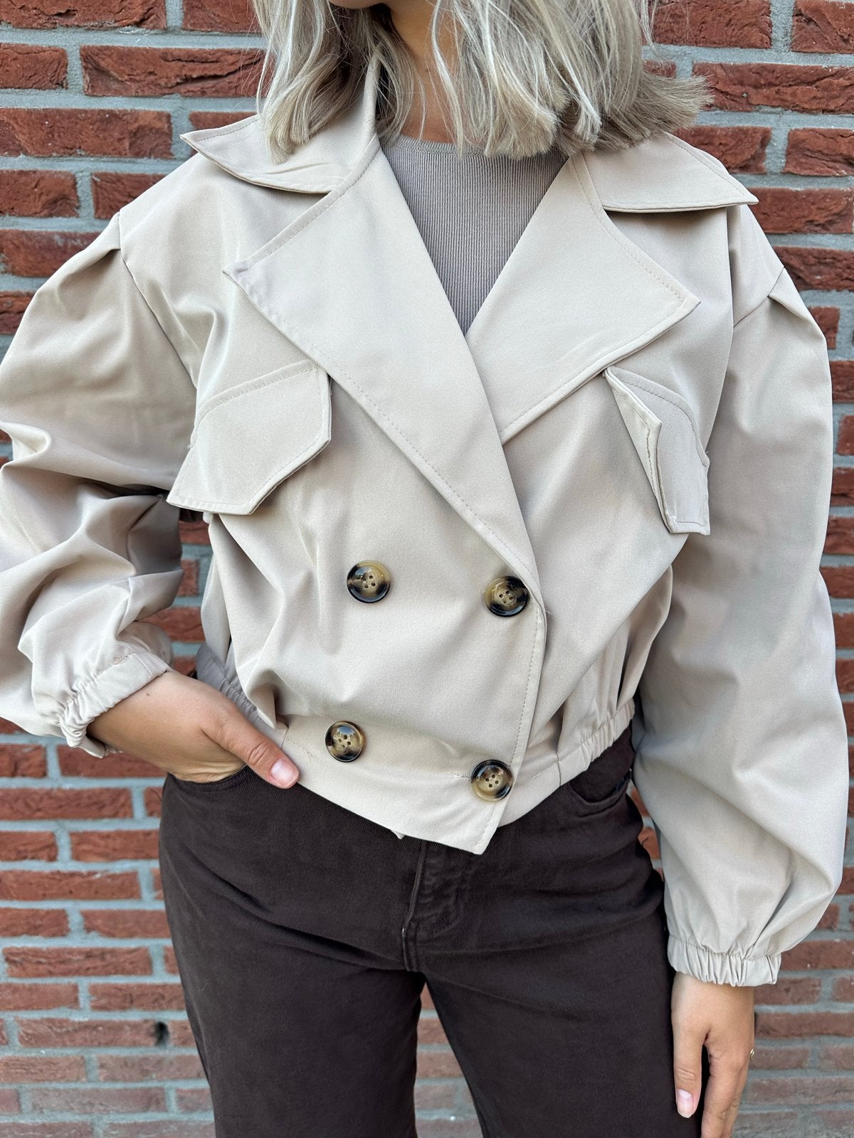 Trendy beige trenchcoat, one size, korter model, Ophalen of Verzenden, Nieuw, Maat 38/40 (M), Beige