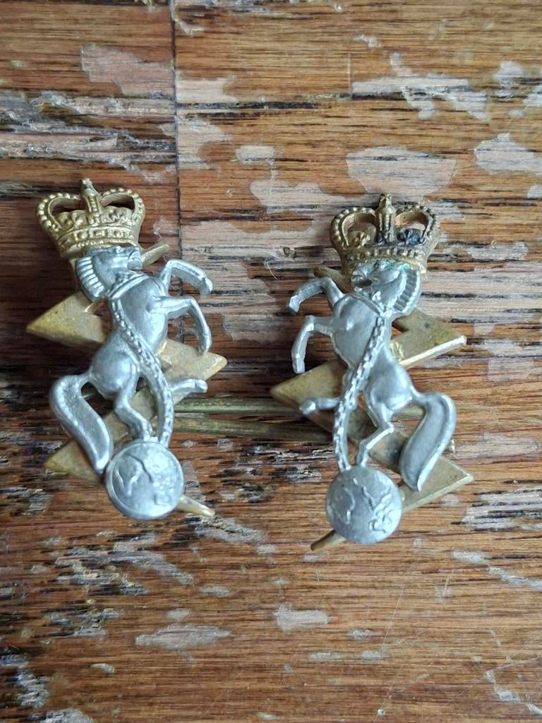 Setje kraagemblemen Royal Electrical MechanicalREME, Ophalen of Verzenden, Landmacht, Engeland, Embleem of Badge