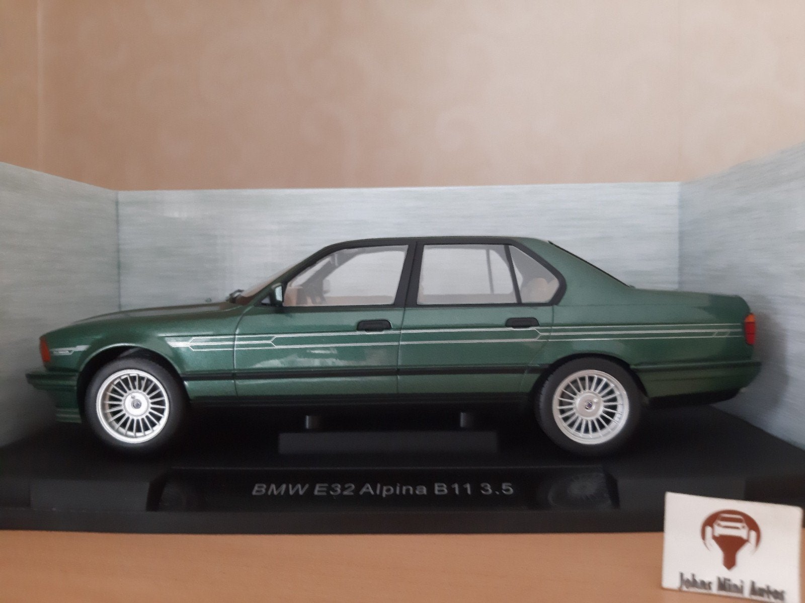 BMW-Alpina B11 3.5 1992 Donkergroen van MCG 1:18, Hobby en Vrije tijd, Modelauto's | 1:18, Overige merken, MCG, Auto, Nieuw