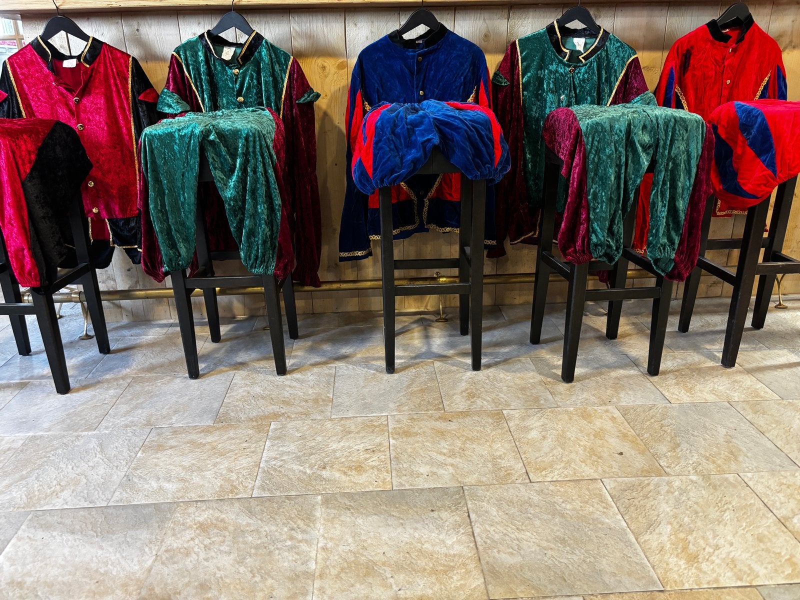 15 stuks complete zwarte pieten kostuums €200 totaal, Kerstmis of Sinterklaas, Kleding, Gedragen, Ophalen
