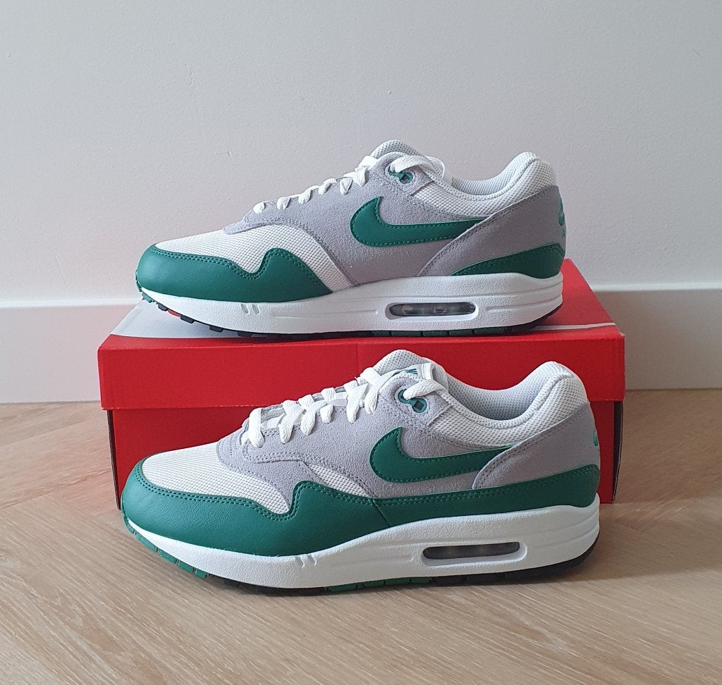 Nike Air Max 1 Essential Evergreen EU 44, Kleding | Heren, Schoenen, Overige kleuren, Verzenden, Nike, Nieuw